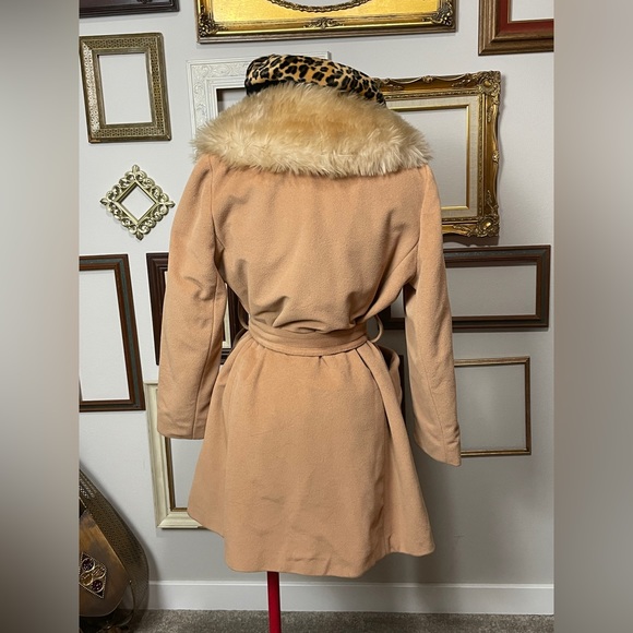 Looking on she sings the songs the words she knows the tune she hums - Picture 4 of 9